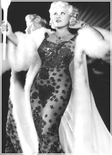 http://www.historiasdecinema.com/wp-content/uploads/2012/04/mae-west-de-corpo-inteiro-transparente.jpg
