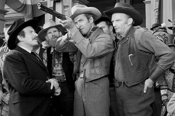 James Stewart na cena do concurso de tiro em Winchester 73 