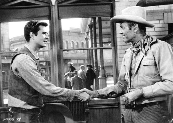 Anthony Perkins e Henry Fonda em O Homem dos Olhos Frios