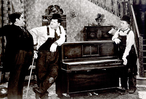 Laurel e Hardy em A Caixa de Música