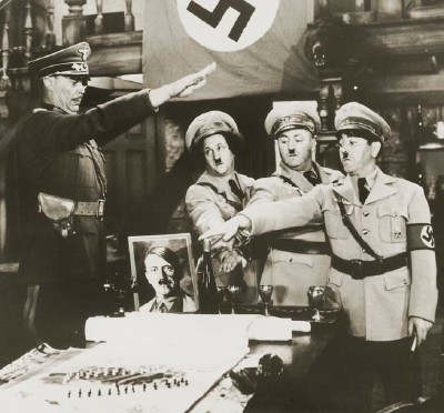 Os 3 Patetas em Empapelando o Mundo