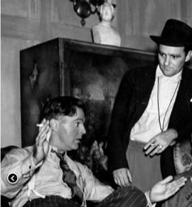 Harry J. Wild (em pé) e Neil Hamilton