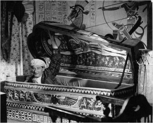 Cenas de O Assassino Mora no 21