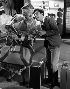 Norman Wisdom e Margareth Rutherford em Norman, o Recruta Biruta