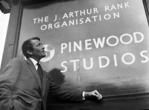 Gregory Peck na porta de Pinewood