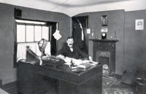 George Pearson no seu escritório