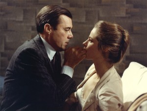 Dirk Bogarde e Jacqueline Sassard em Estranho Acidente