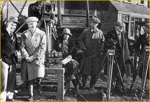 Walter Forde a esquerda em uma filmagem