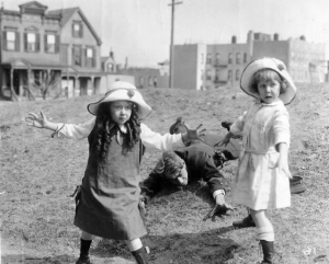 Jane e Katherine Lee em We Should Worry, um dos filmes que fizeram com Kenean Buel