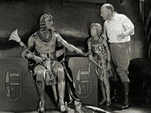 Cecil B. DeMille dirige Os 10 Mandamentos