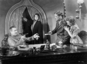 Alice Gentle ao fundo entre Noah Beery, Alexander Gray e Bernice Claire em A Flama