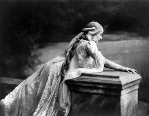 Mary Garden em Pelléas et Mélisande no palco.