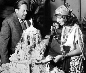O diretor Robert Z. Leonard e Jeanette MacDonald em um intervalo da filmagem de O Vagalume.