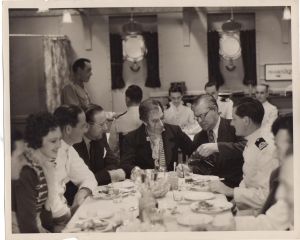 Em um intervalo da filmagem de O Duque de Ferro, Victor Saville explica alguma coisa para Arliss