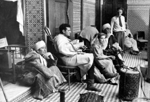 Alfonso Bedoya em um intervalo de filmagem de A Rosa Negra