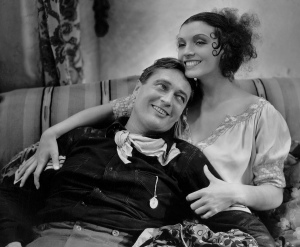 COnchita Montengro e Edmund Lowe em O Galante Aventureiro