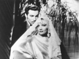 Cesar Romero e Marlene Dietrich em Mulher Satânica