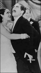 Raquel Torres e Grouch Marx em DUx Soup