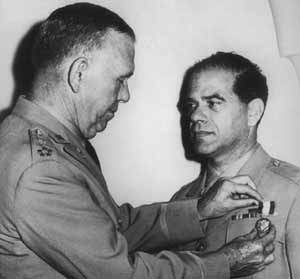 General Marshall condecorando Frank Capra