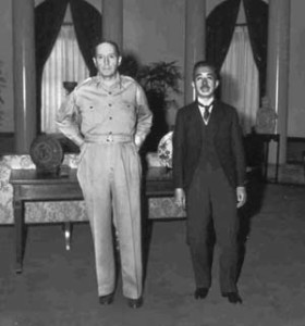 General MacArthur e Hiroito após a guerra