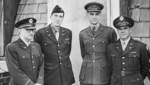 Anthony Veiler, John Huston, Major Hugh Stewart  e Frank Capra