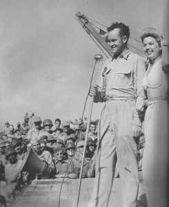 Bob Hope e Frances Langford divertindo os soldados