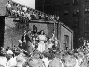 Hedy Lamarr vendendo bônus de guerra