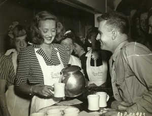 Bette Davis trabalhando na Hollywood Canteen