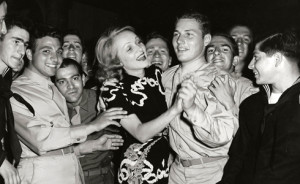 Marlene Dietrich na Hollywood Canteen