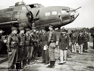 Memphis Belle e sua tripulação (William Wyler é o quarto à direita)