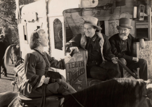 Claire Trevor, John Wayne e George "Gabby" Hayes em Comando Negro