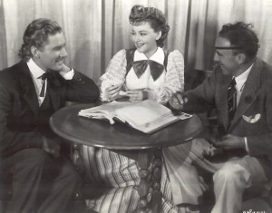 Errol Flynn, Olivia de Havilland e Raoul Walsh em um intervalo de filmagem