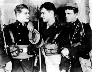 Ralph Forbes, Ronald Colman e Neil Hamilton em Beau Geste