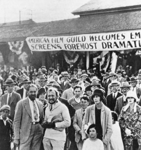 Emil Jannings (barbudo) chega em Hollywood 