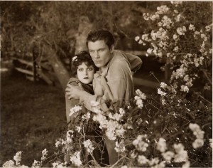 Lina Basquette e George Duryea em Mulher Sem Deus