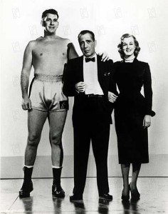 Mike Lane, Humphrey Bogart e Jan Sterling em uma pose no estúdio
