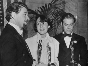Paul Muni na cerimônia do Oscar ao lado de Luise Rainer e Frank Capra