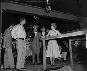 Alton e Barbara Stanwyck na filmagem de Testemunha do Crime