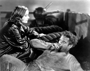 Greta Garbo e Charles Bickford em Anna Christie