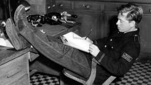  Mickey Rooney em A Comédia Humana