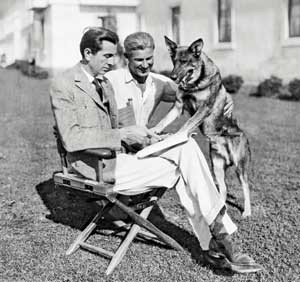 O diretor Malcolm St. Clair, Lee Duncane Rinty "ensaiam"