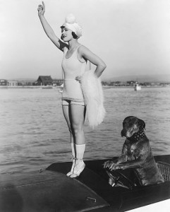 Gloria Swanson (ainda uma bathing beauty) e Teddy