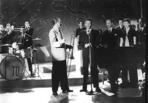 Tommy Dorsey e sua orquestra e o crooner Frank Sinatra