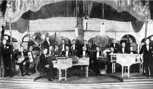 Bing Crosby (extrema direita) na orquestra de Gus Arnheim