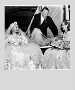 O diretor Edmund Goulding orienta Bette e Miriam em um intervalo da filmagem de Eu Soube Amar