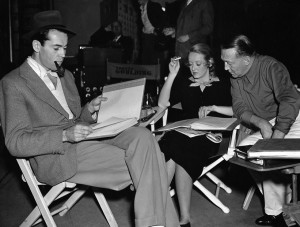 Henry Fionda, Bette e o diretor Edmund Goulding na filmagem de Cinzas do Passado