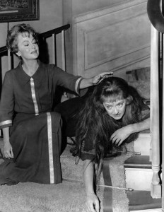 Olivia de Havilland e Bette Davis em Com a Maldade na Alma