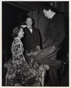 John Huston dirige Charles Coburn e Bette Davis em Nascida para o Mal