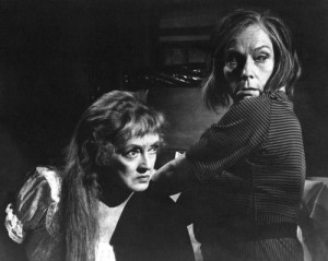 Bette Davis e Agnes Moorehead em Com a Maldade na Alma
