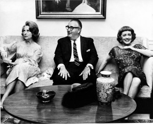 O diretor Robert Aldrich ladeado por Agnes Moorehead e Bette Davis